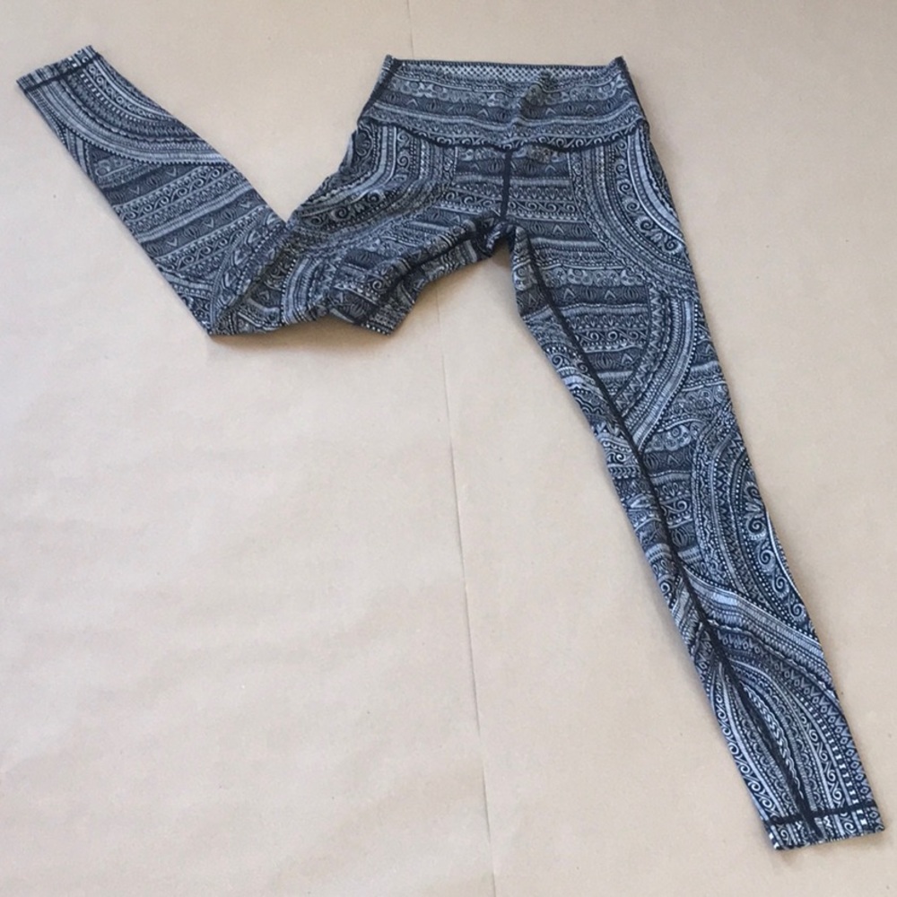 EUC Lululemon Wunder Under HR Tight - Black/White pattern - 28” - Size 6